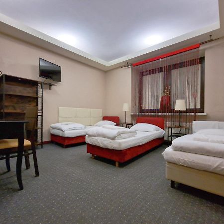 Helvetia Plus B&B - Private Rooms And Apartments Warszawa Exteriör bild