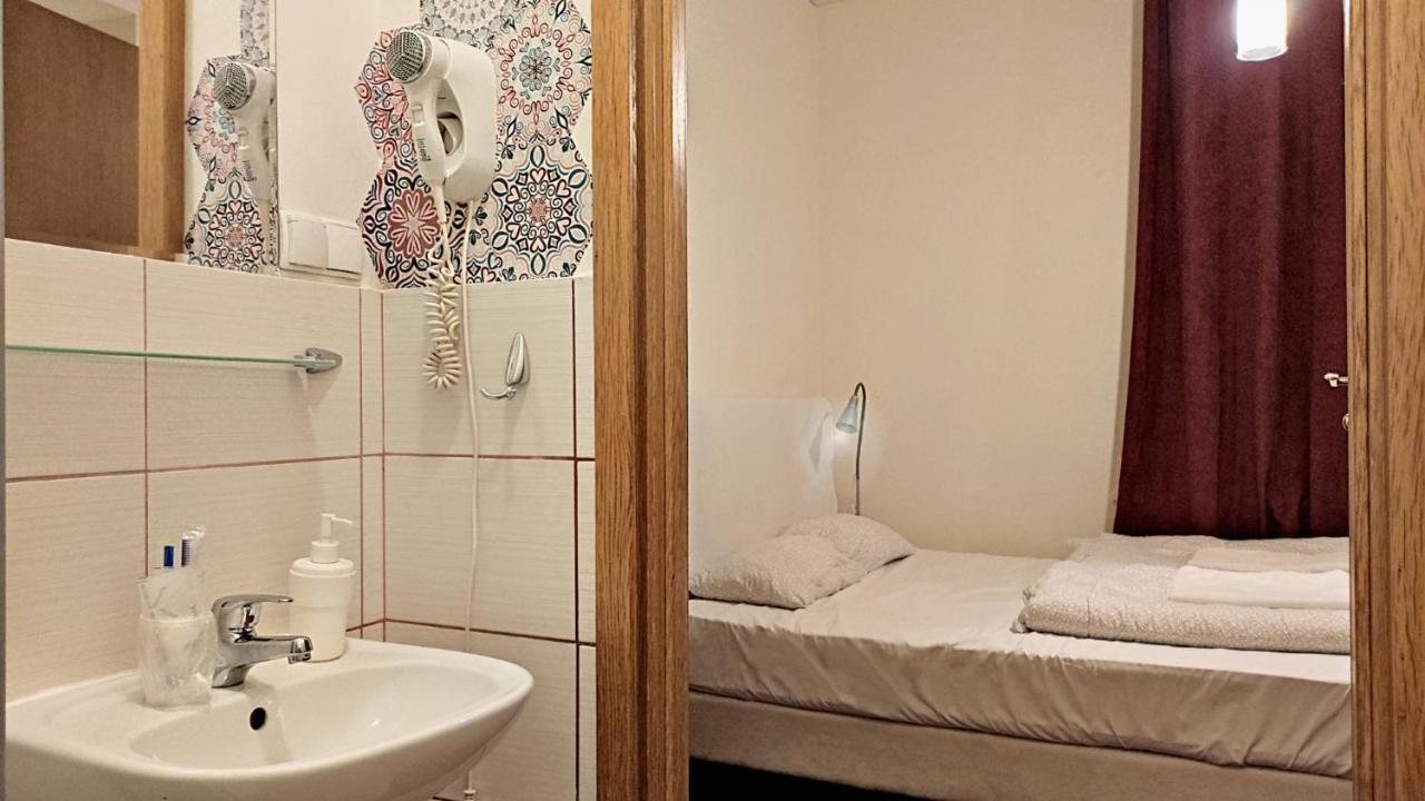 Helvetia Plus B&B - Private Rooms And Apartments Warszawa Exteriör bild