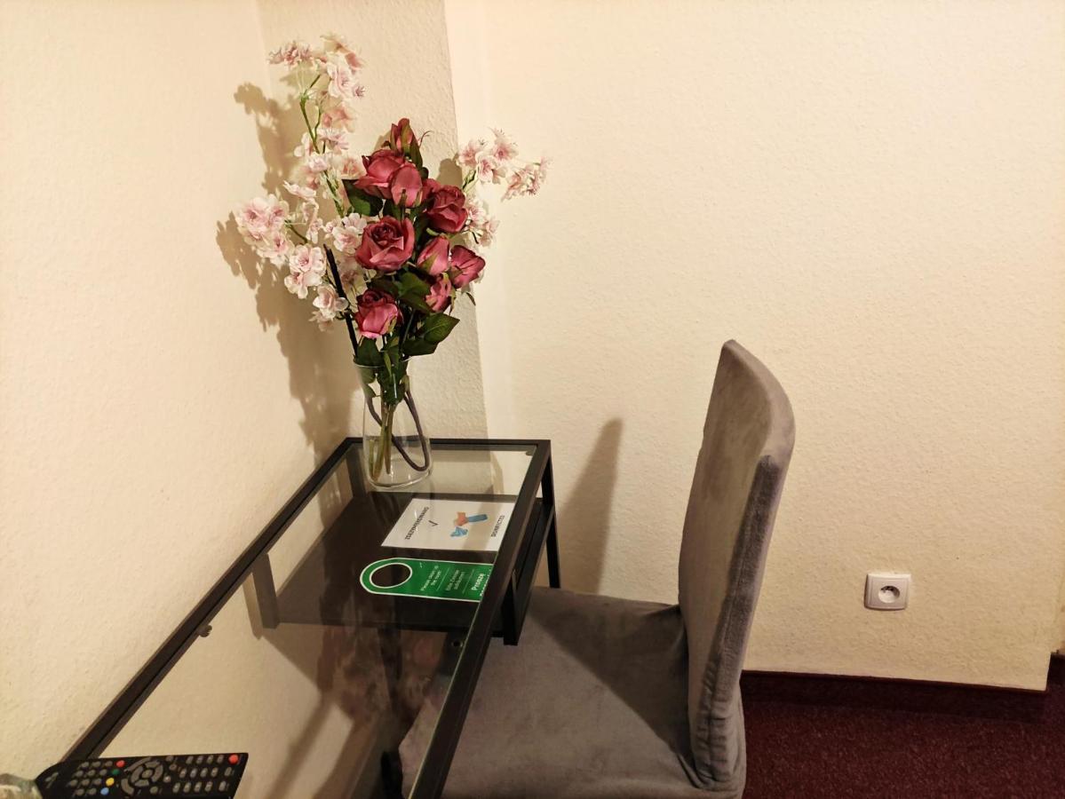 Helvetia Plus B&B - Private Rooms And Apartments Warszawa Exteriör bild