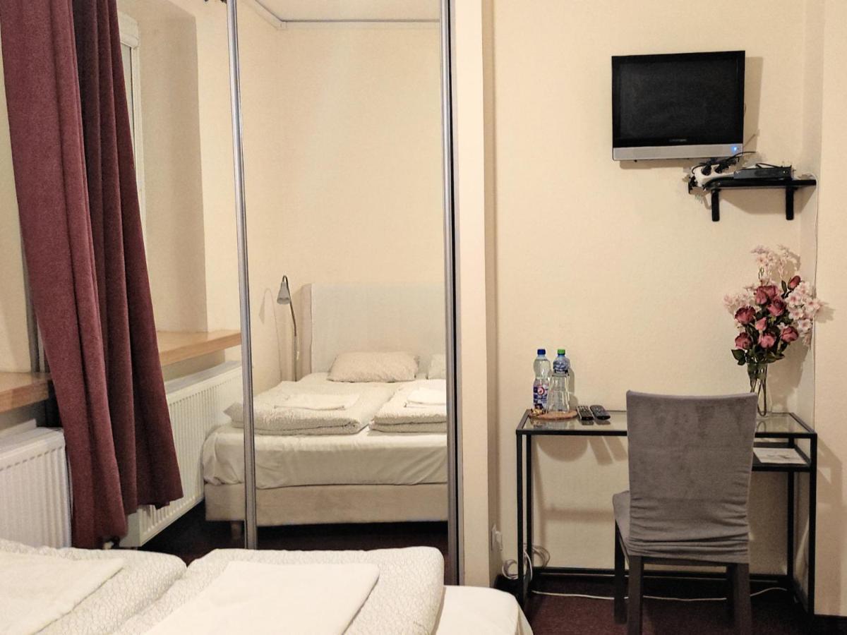 Helvetia Plus B&B - Private Rooms And Apartments Warszawa Exteriör bild