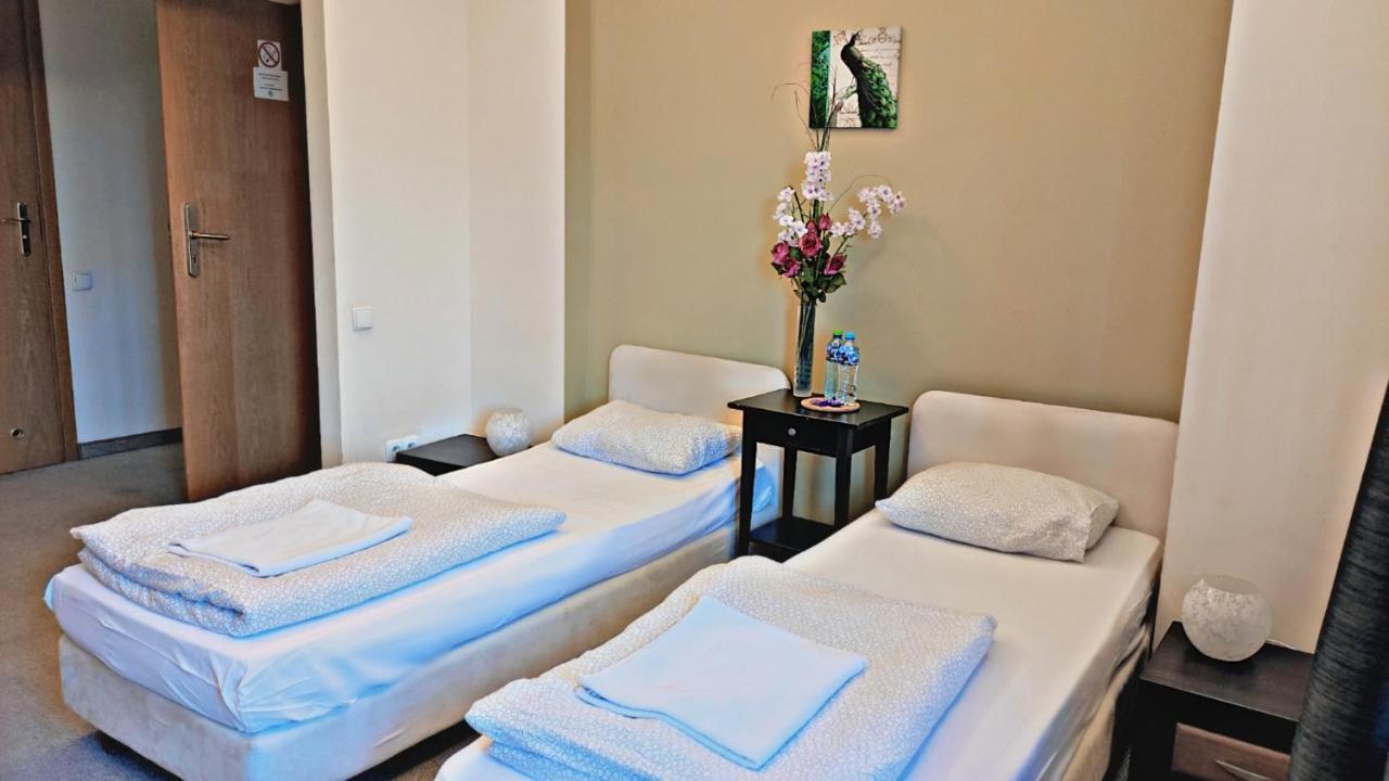 Helvetia Plus B&B - Private Rooms And Apartments Warszawa Exteriör bild
