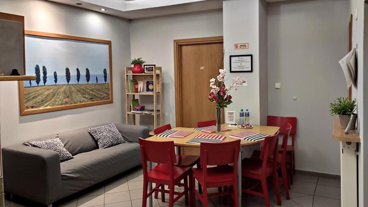 Helvetia Plus B&B - Private Rooms And Apartments Warszawa Exteriör bild