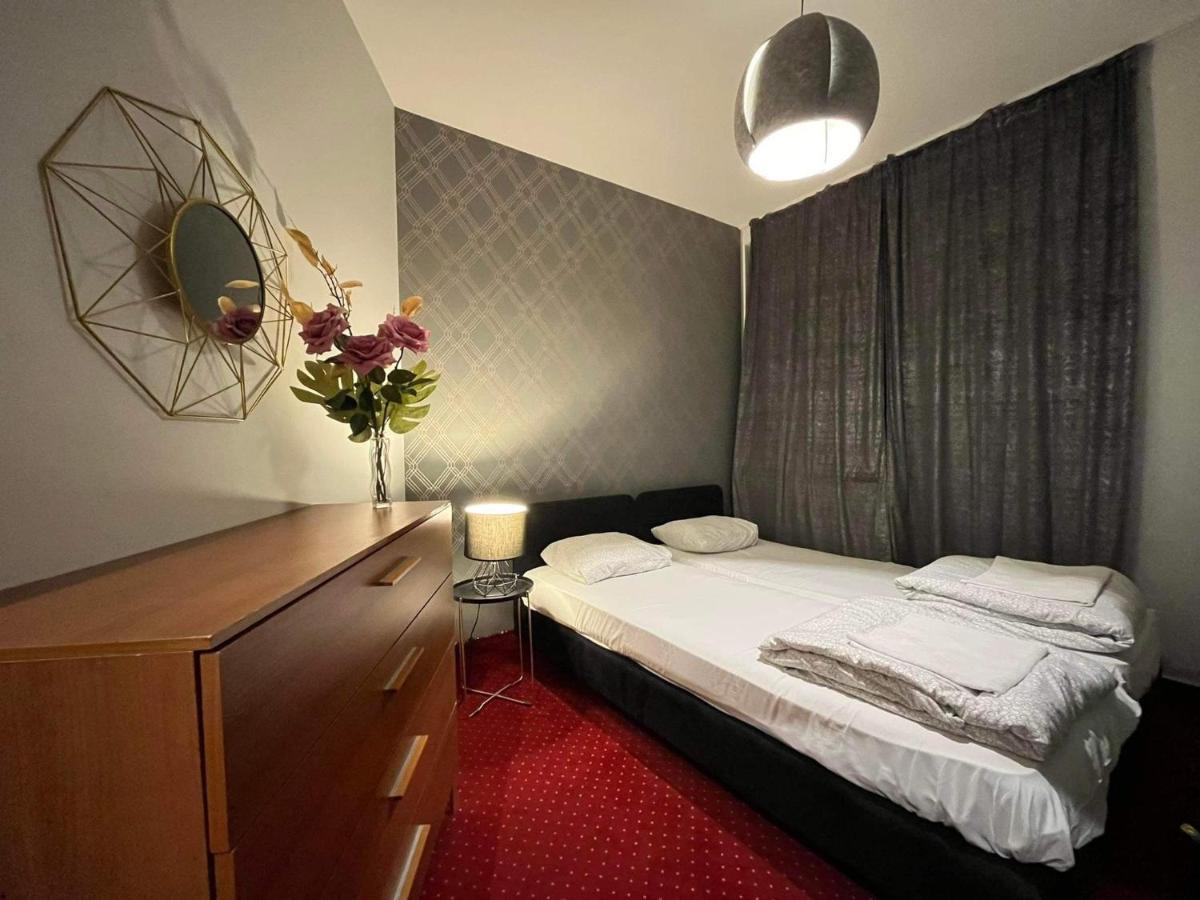 Helvetia Plus B&B - Private Rooms And Apartments Warszawa Exteriör bild