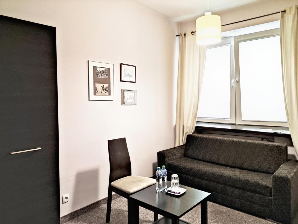 Helvetia Plus B&B - Private Rooms And Apartments Warszawa Exteriör bild
