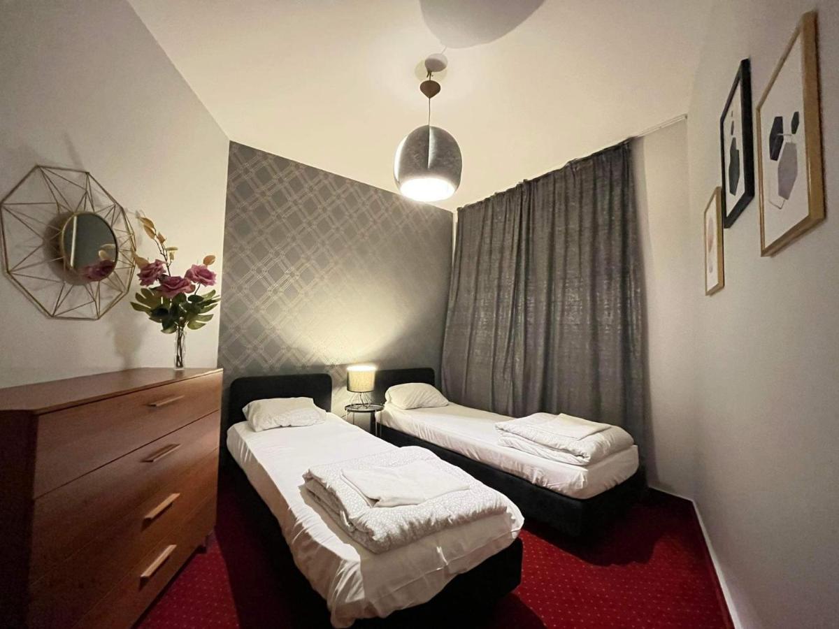 Helvetia Plus B&B - Private Rooms And Apartments Warszawa Exteriör bild