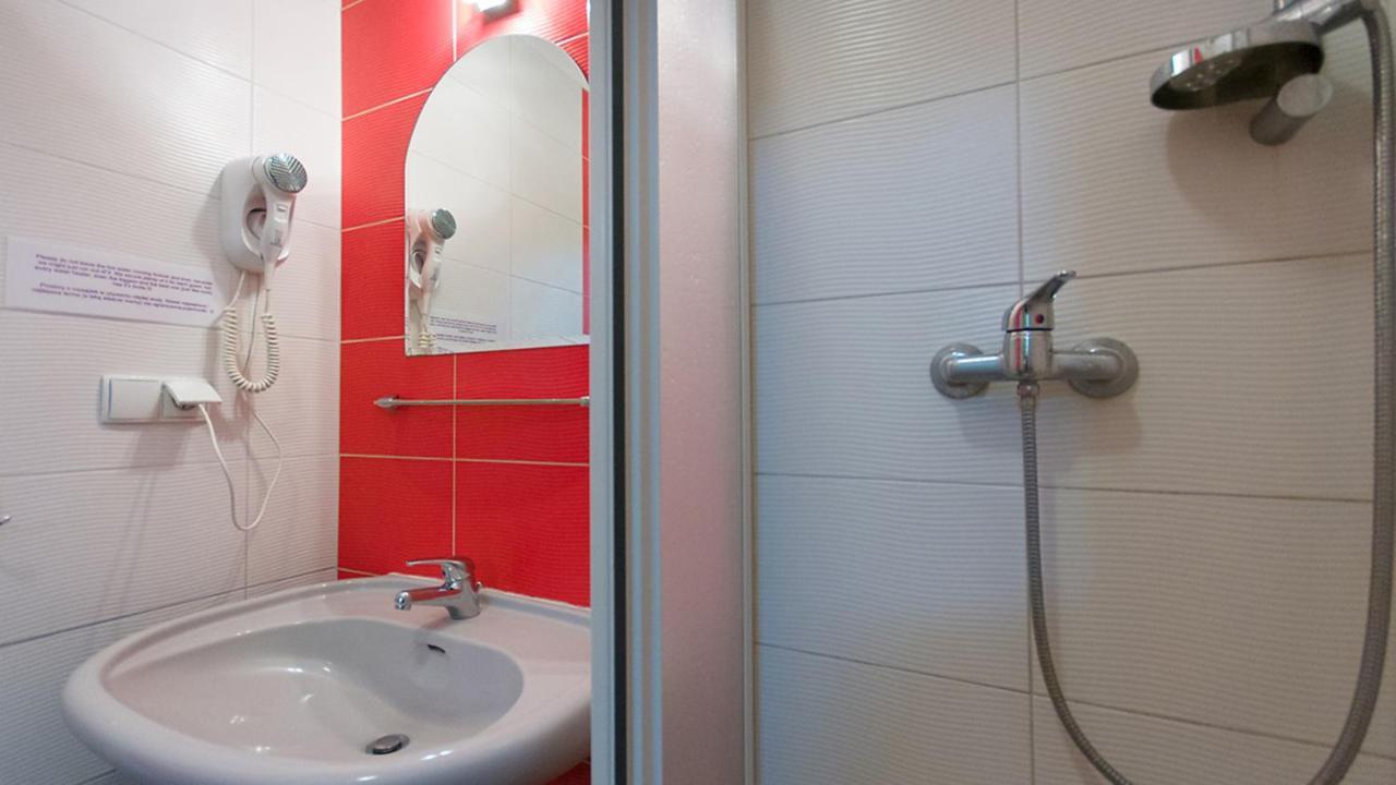 Helvetia Plus B&B - Private Rooms And Apartments Warszawa Exteriör bild