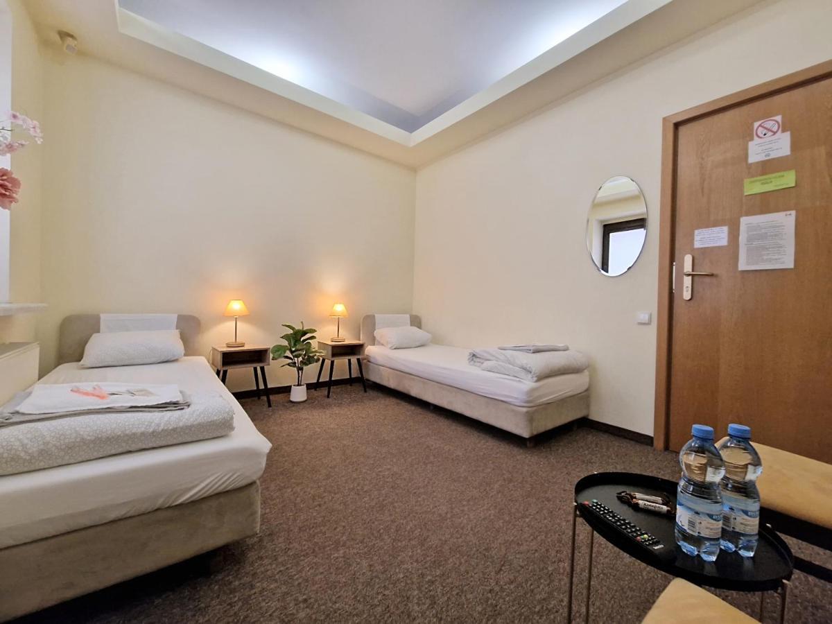 Helvetia Plus B&B - Private Rooms And Apartments Warszawa Exteriör bild