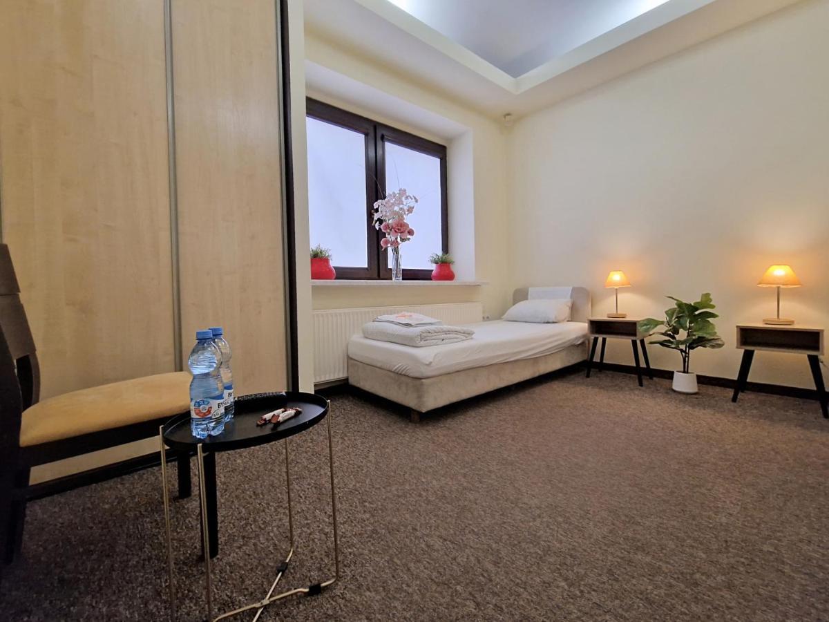 Helvetia Plus B&B - Private Rooms And Apartments Warszawa Exteriör bild