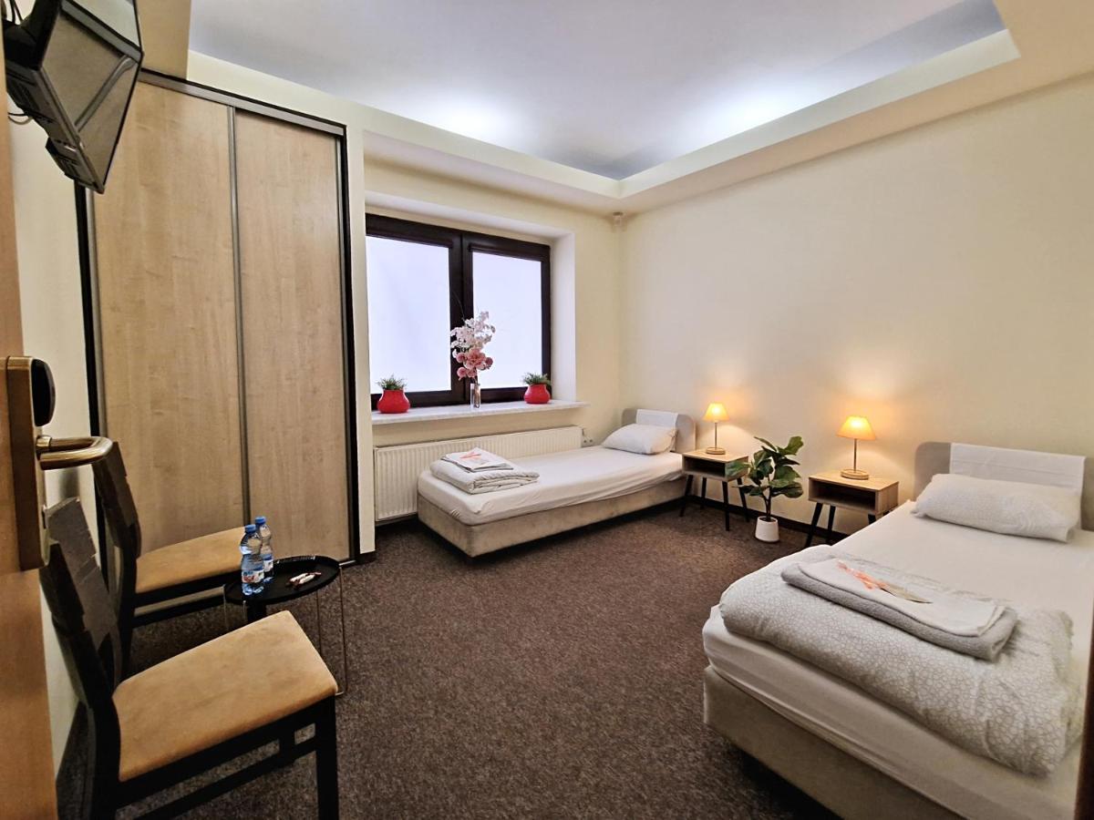 Helvetia Plus B&B - Private Rooms And Apartments Warszawa Exteriör bild