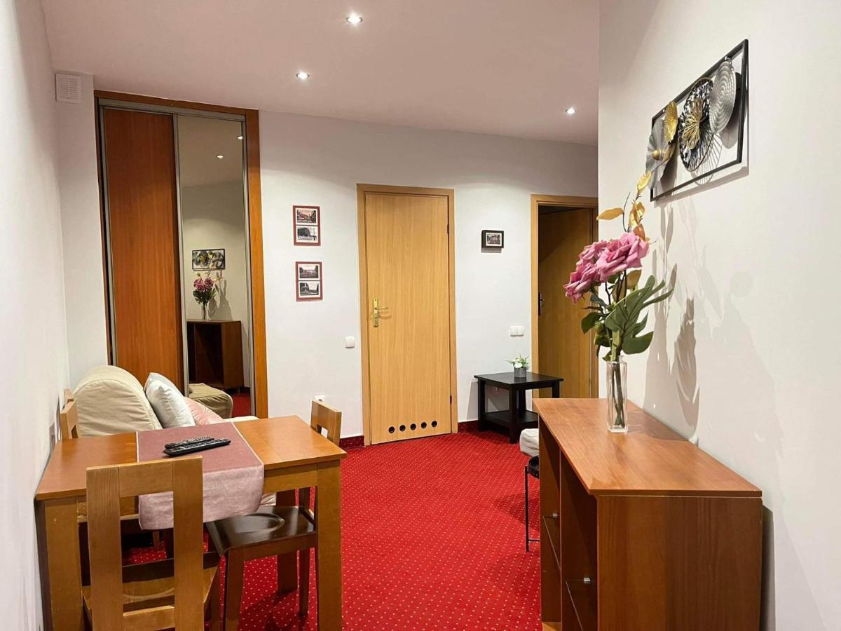 Helvetia Plus B&B - Private Rooms And Apartments Warszawa Exteriör bild