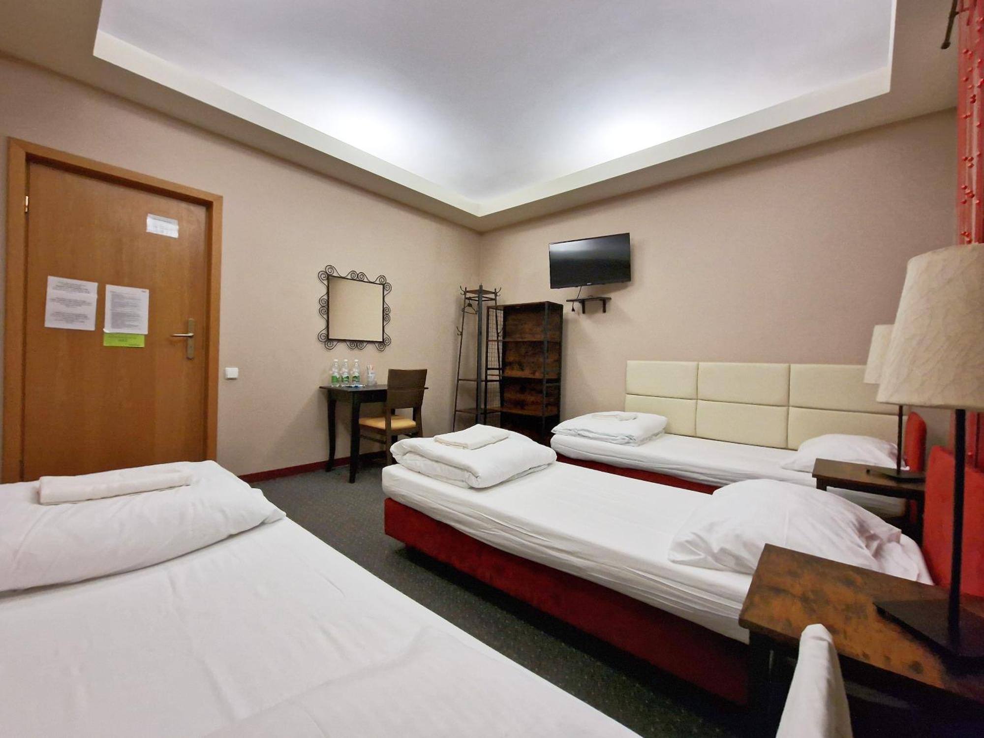 Helvetia Plus B&B - Private Rooms And Apartments Warszawa Exteriör bild
