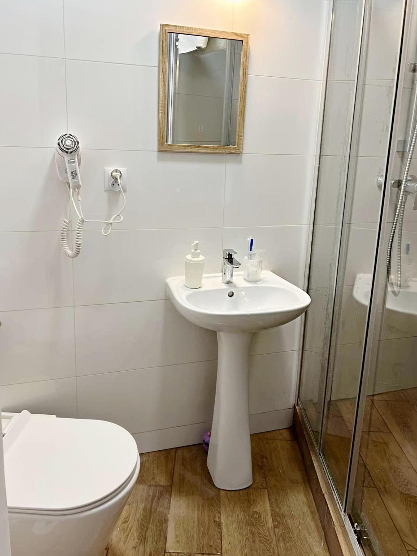 Helvetia Plus B&B - Private Rooms And Apartments Warszawa Exteriör bild